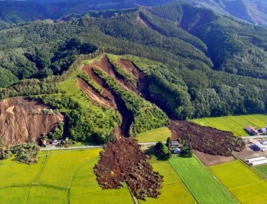 Ισοπεδώθηκαν βουνά από τον σεισμό στην Ιαπωνία! - 8 νεκροί δεκάδες αγνοούμενοι (φωτό, βίντεο)